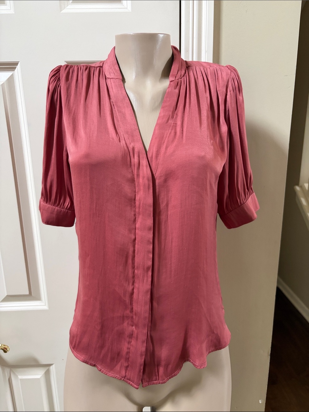 Roan + Ryan Women's V-Neck hidden button Short Sleeve Blouse in Dusty Rose, med